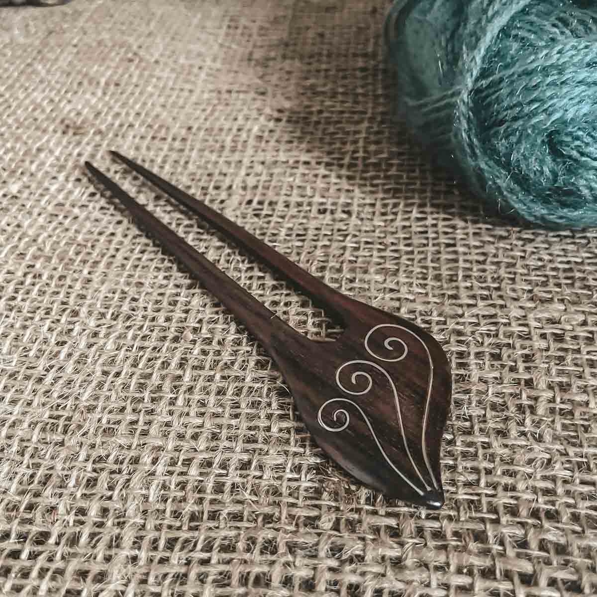 freya-double-wooden-hairstick-08