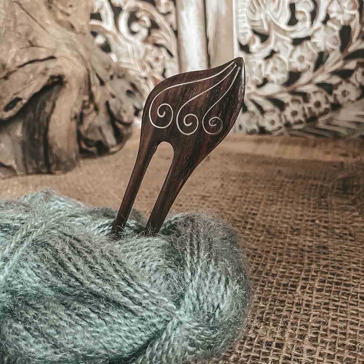 freya-double-wooden-hairstick-09